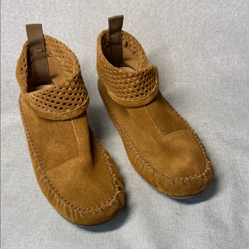 The EMU Australia Ghostgum Suede Perforated Shoes-Mocasins. Size 8